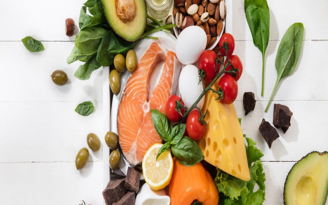 Alimentos para fortalecer el cabello servidos en una bandeja